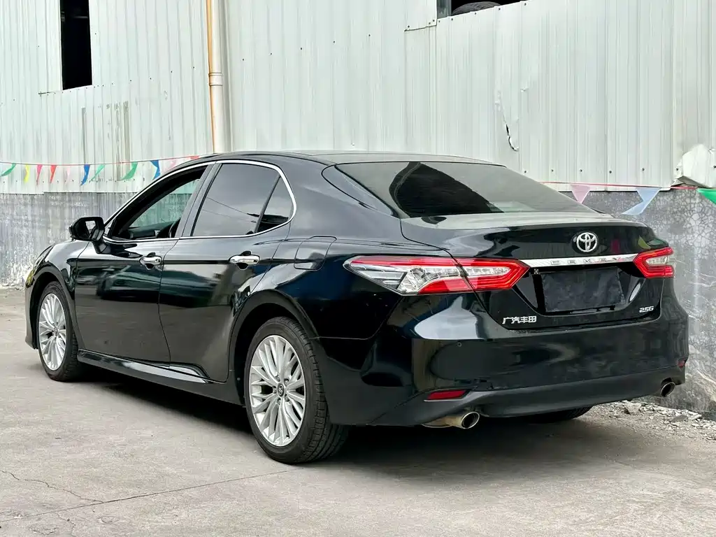 Toyota Camry — фото 3