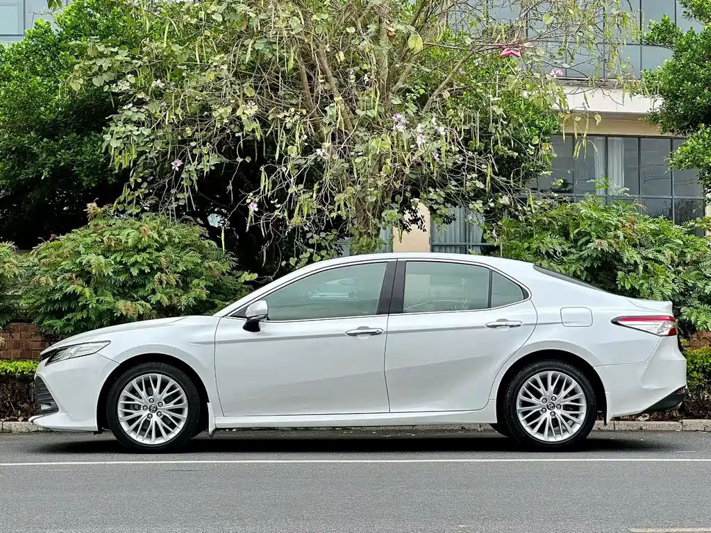 Toyota Camry — фото 2