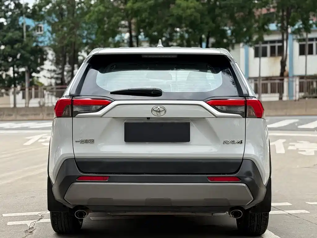 Toyota RAV4 — фото 11