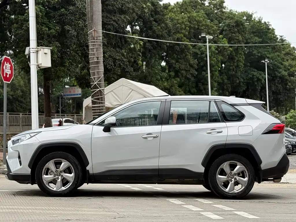 Toyota RAV4 — фото 12