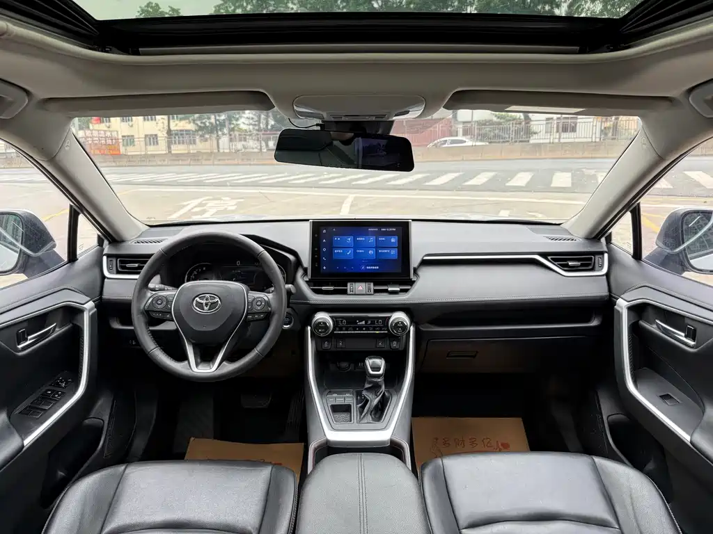 Toyota RAV4 — фото 4