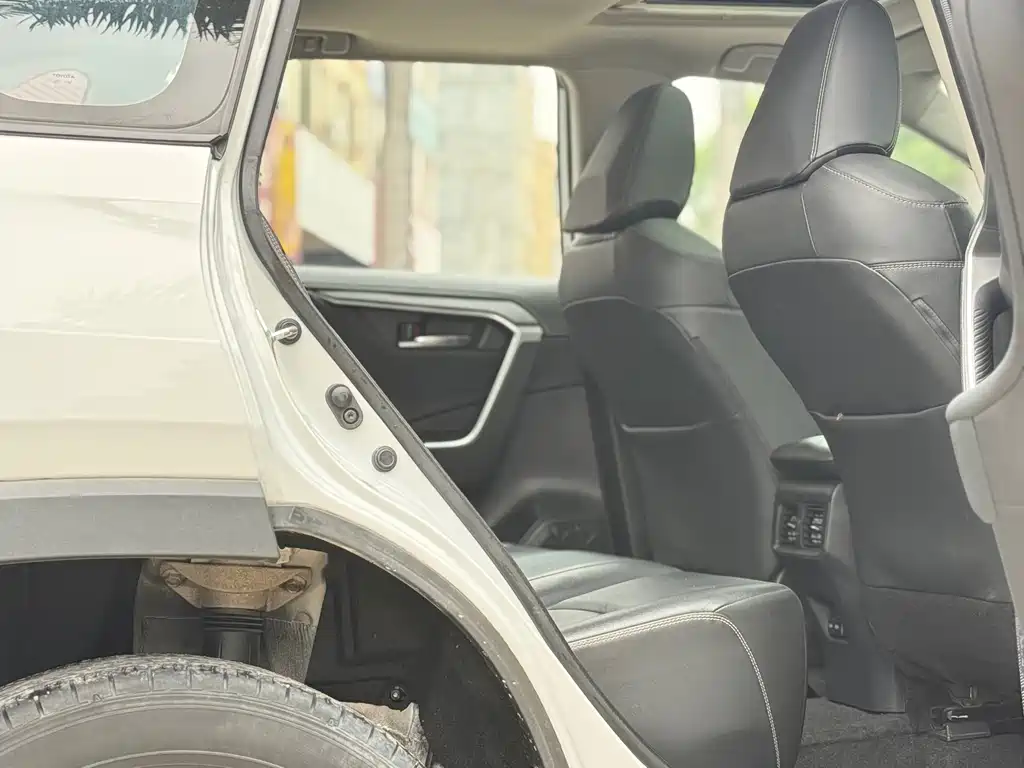 Toyota RAV4 — фото 9