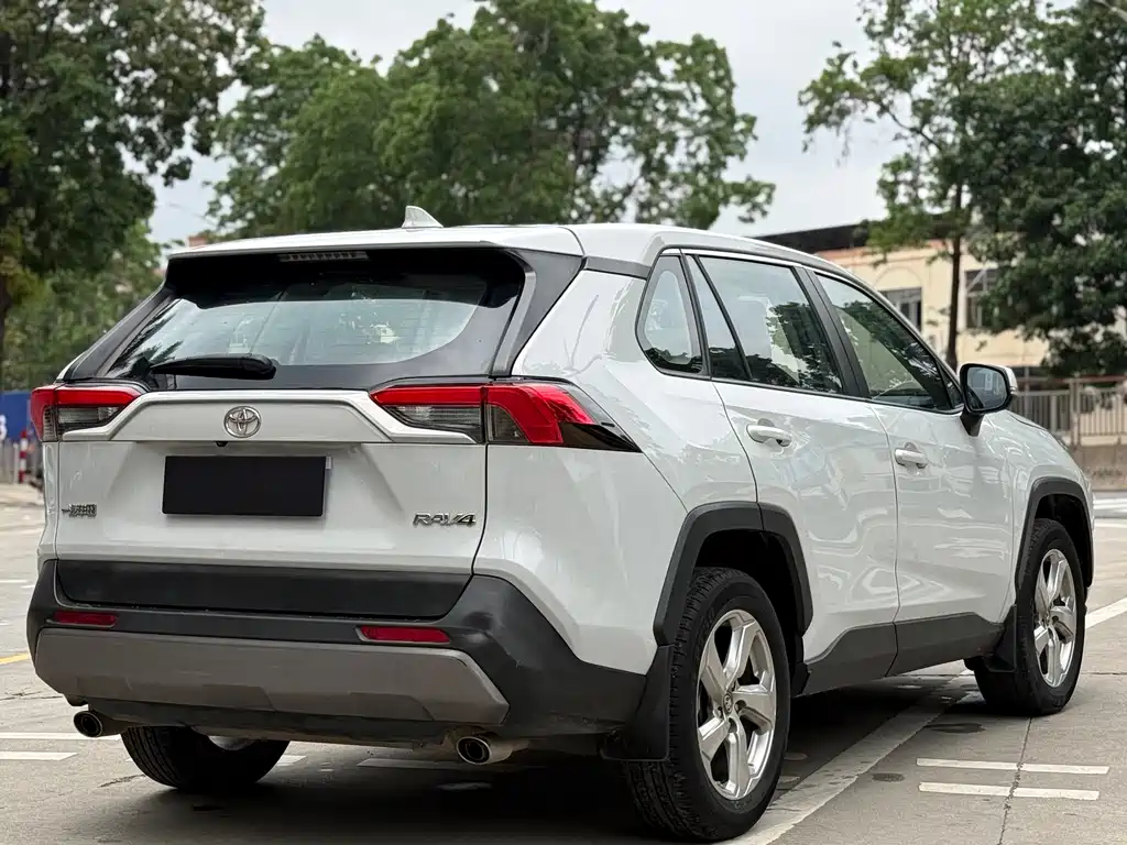 Toyota RAV4 — фото 10