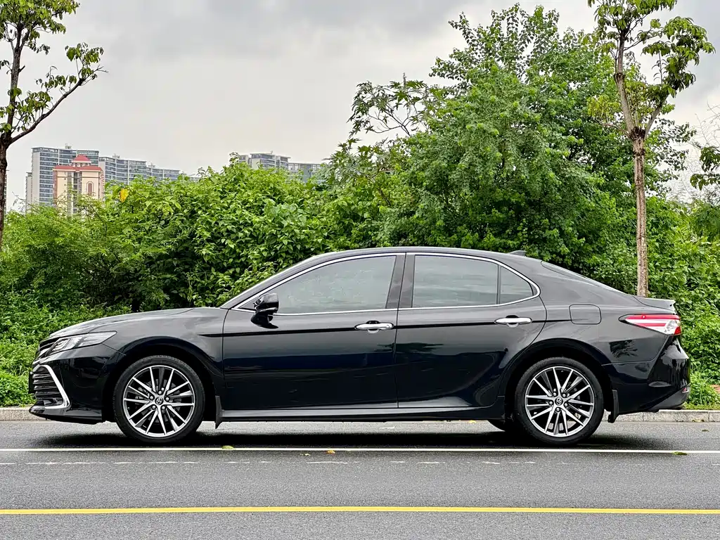 Toyota Camry — фото 2