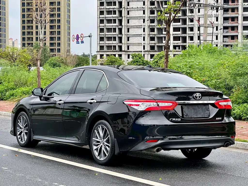 Toyota Camry — фото 3