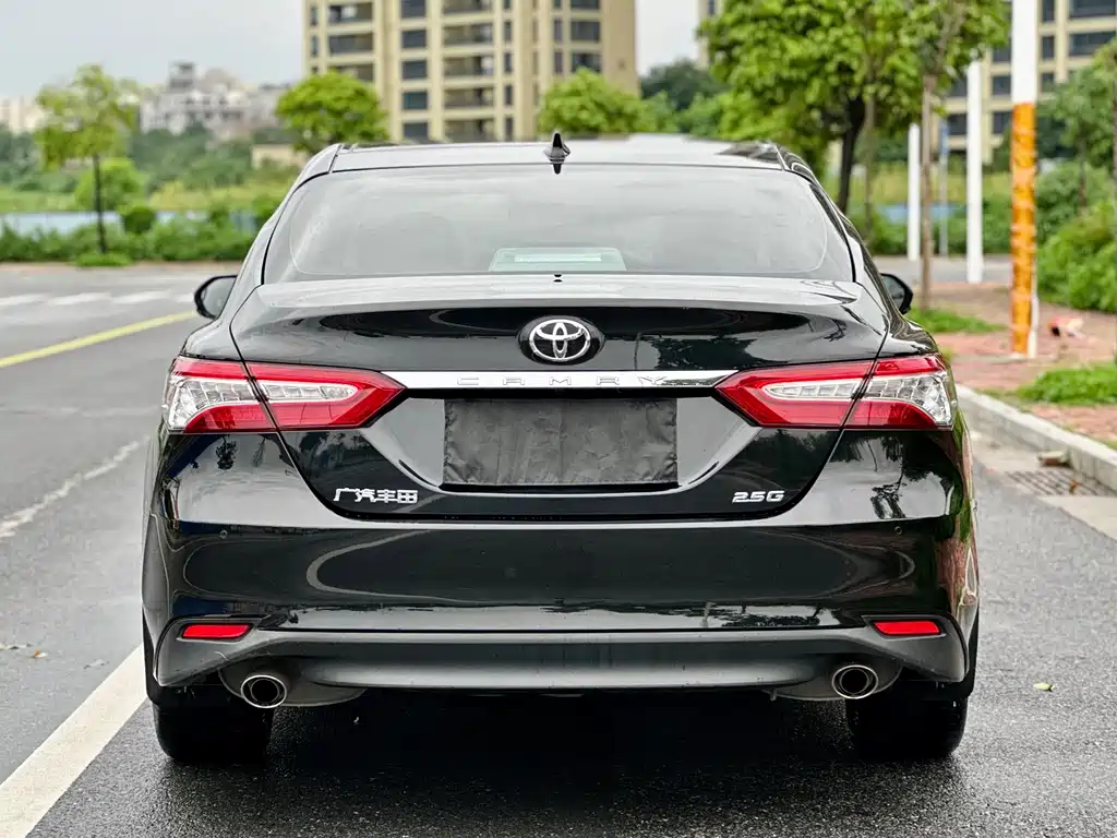 Toyota Camry — фото 5