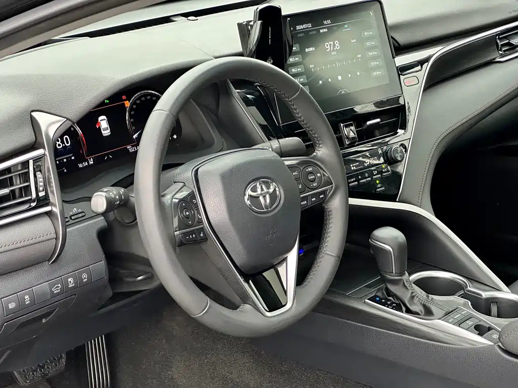 Toyota Camry — фото 9