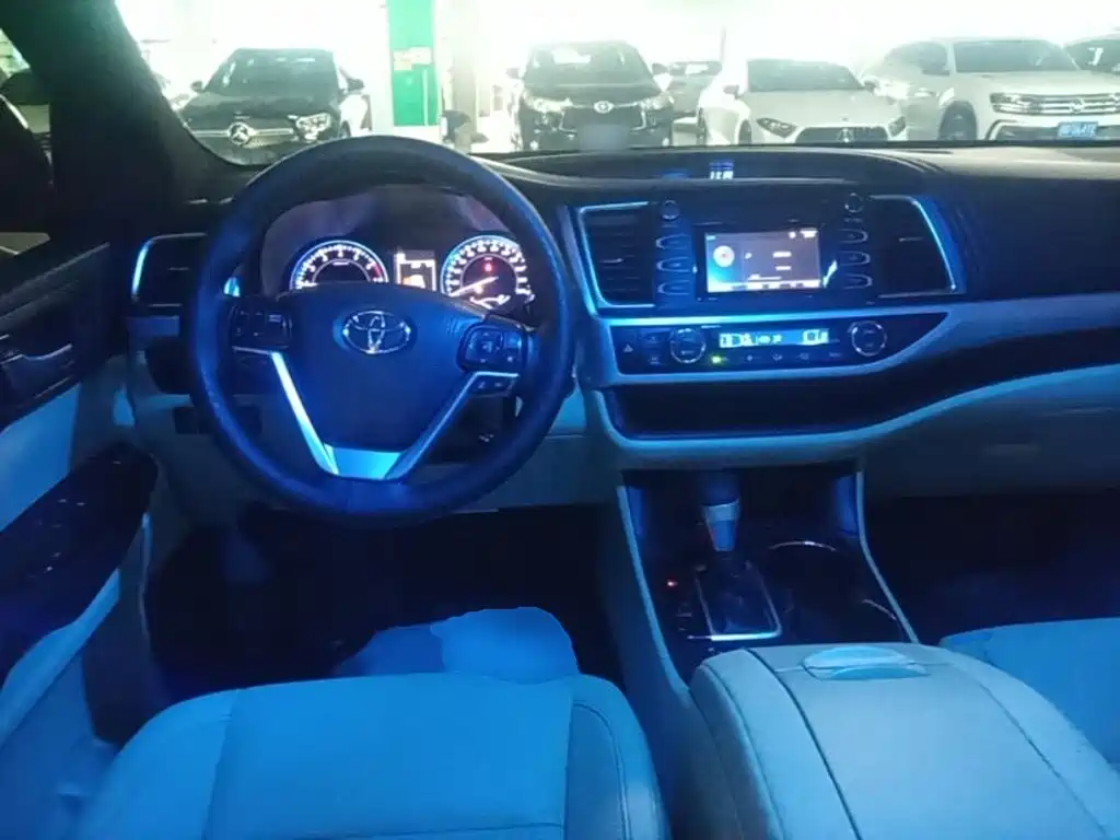 Toyota Highlander — фото 11