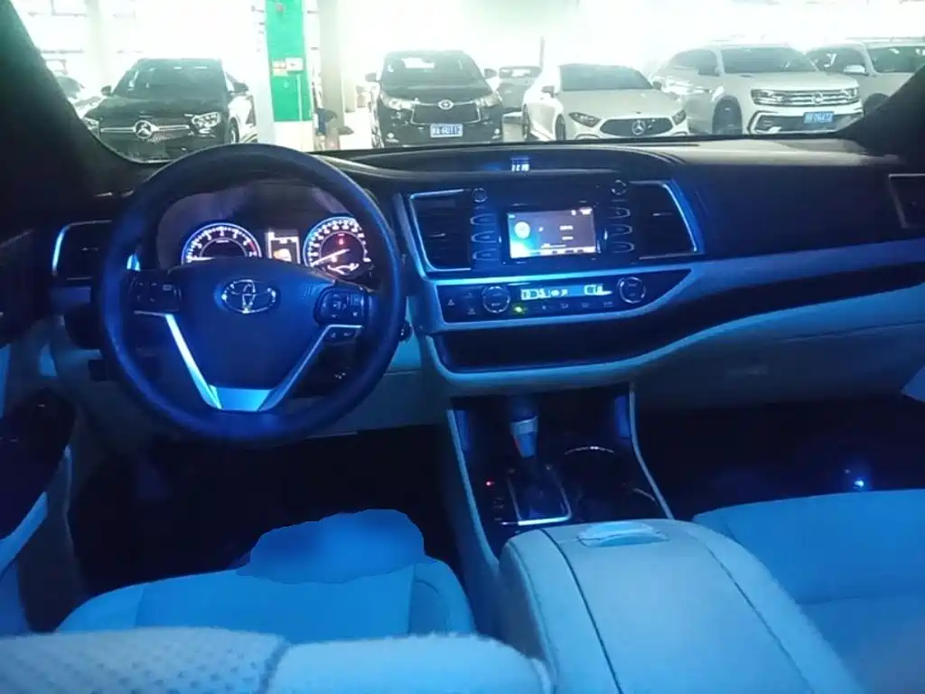 Toyota Highlander — фото 10