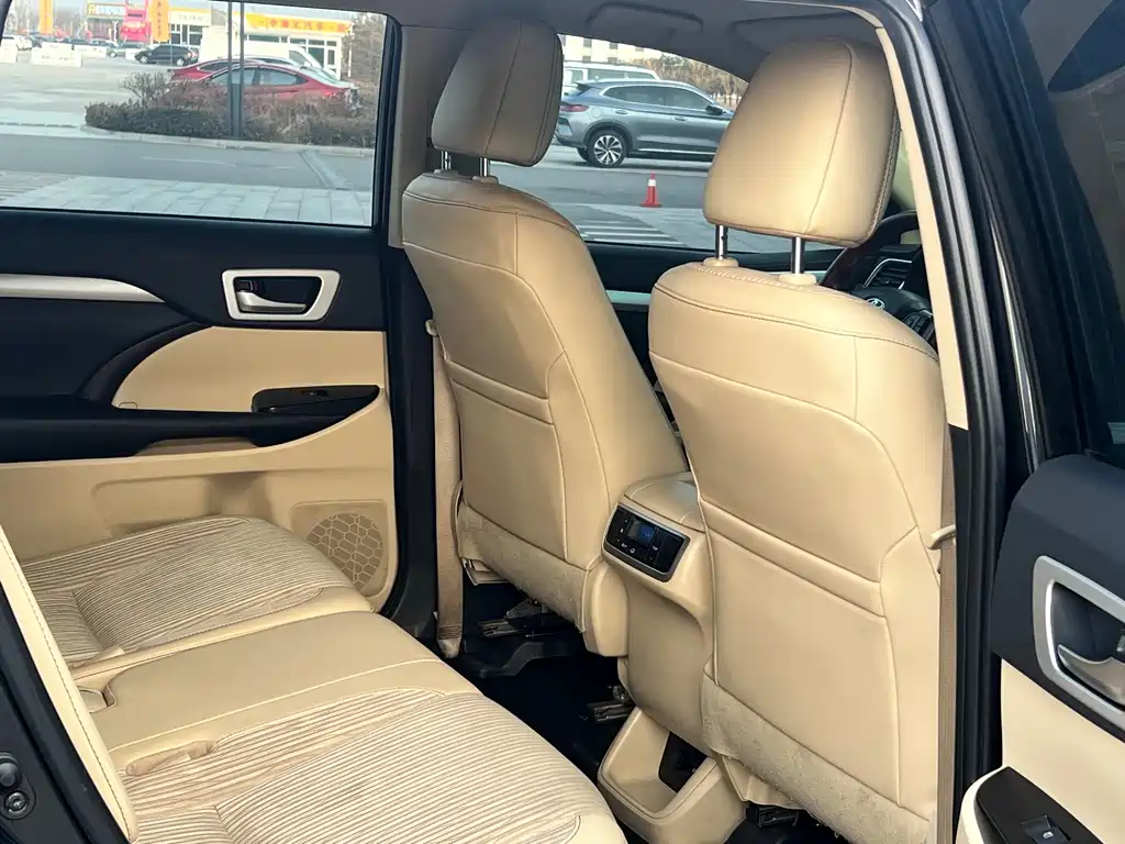 Toyota Highlander — фото 10
