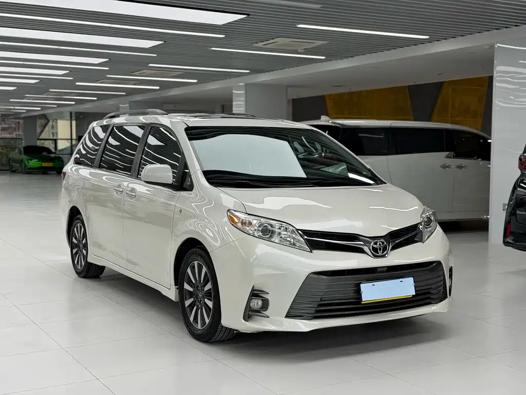 Toyota Sienna — фото 3