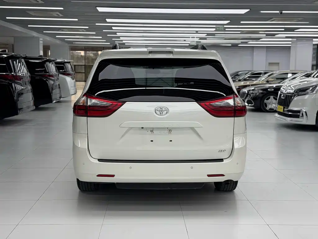 Toyota Sienna — фото 4