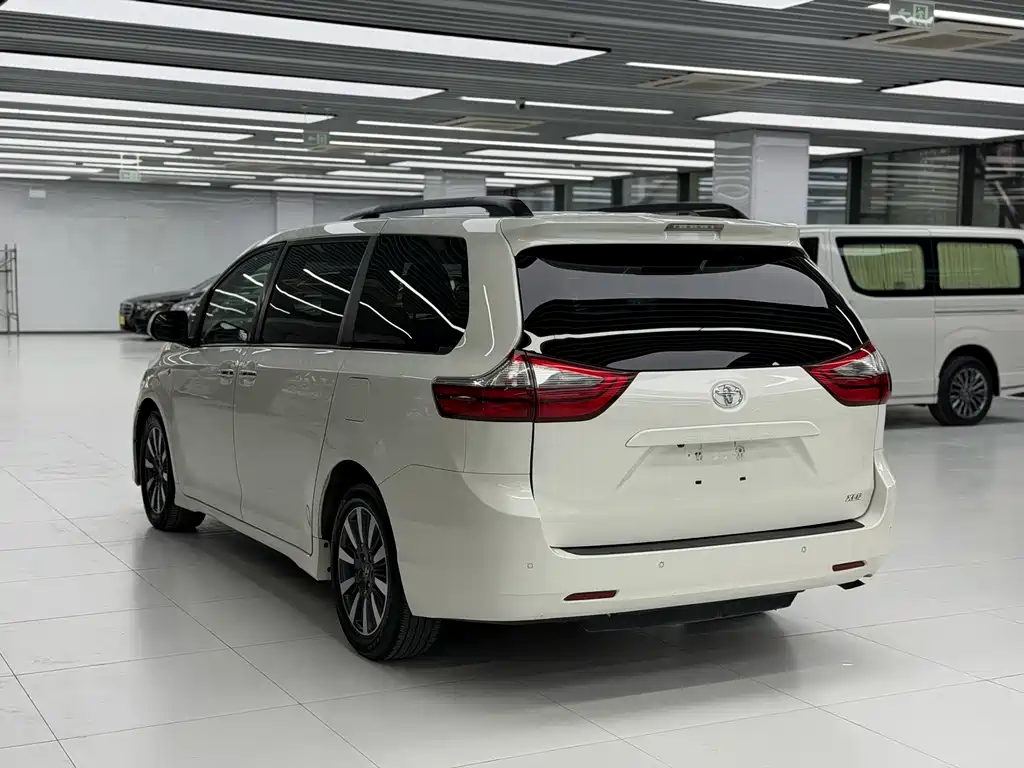 Toyota Sienna — фото 5