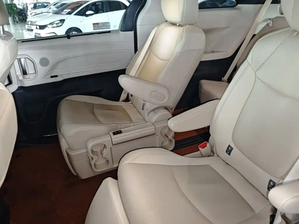 Toyota Granvia — фото 13
