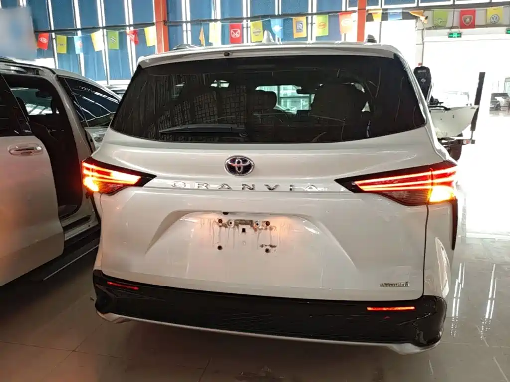 Toyota Granvia — фото 4