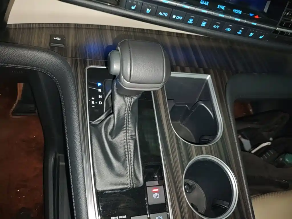 Toyota Granvia — фото 10