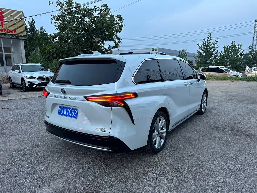 Toyota Sienna — фото 3
