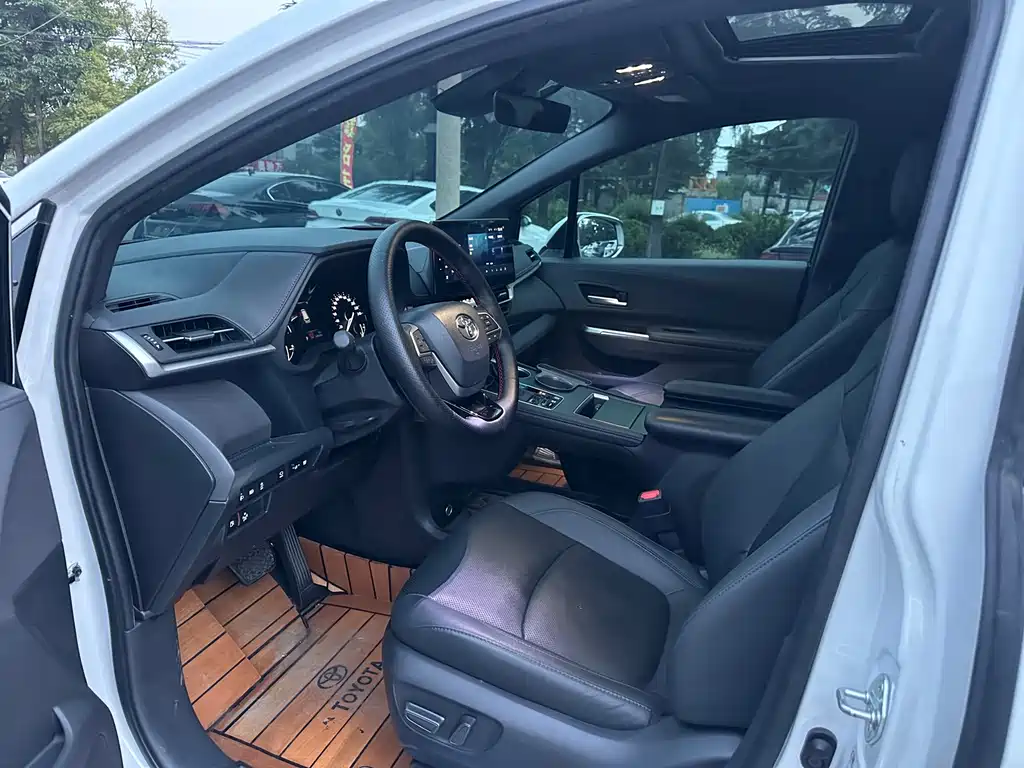 Toyota Sienna — фото 4