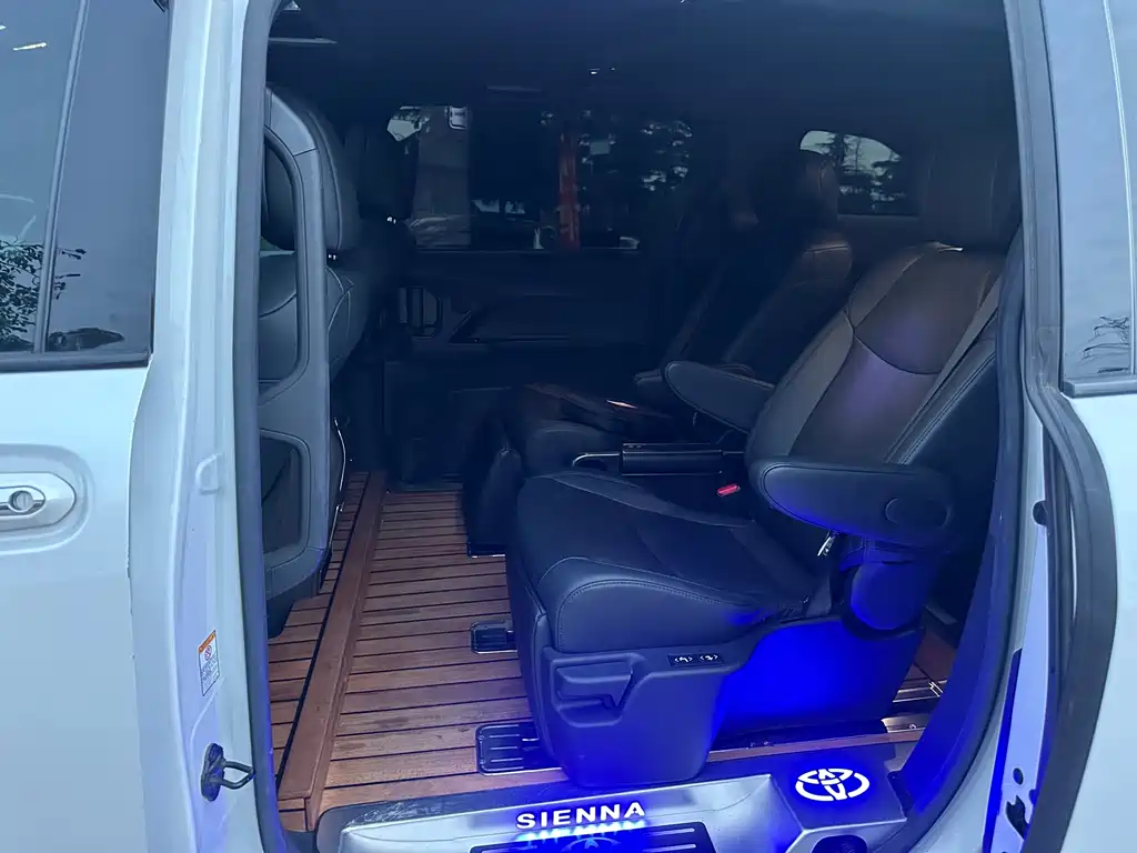 Toyota Sienna — фото 6