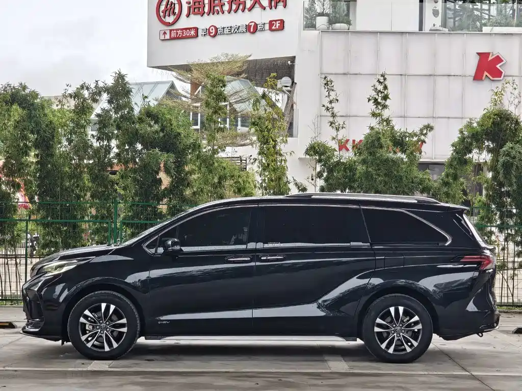 Toyota Granvia — фото 3
