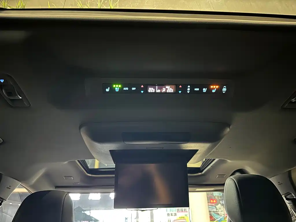 Toyota Granvia — фото 13