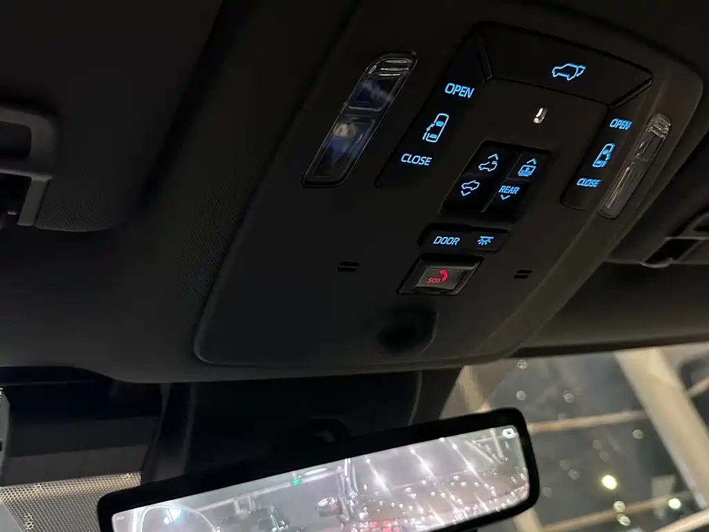 Toyota Granvia — фото 17
