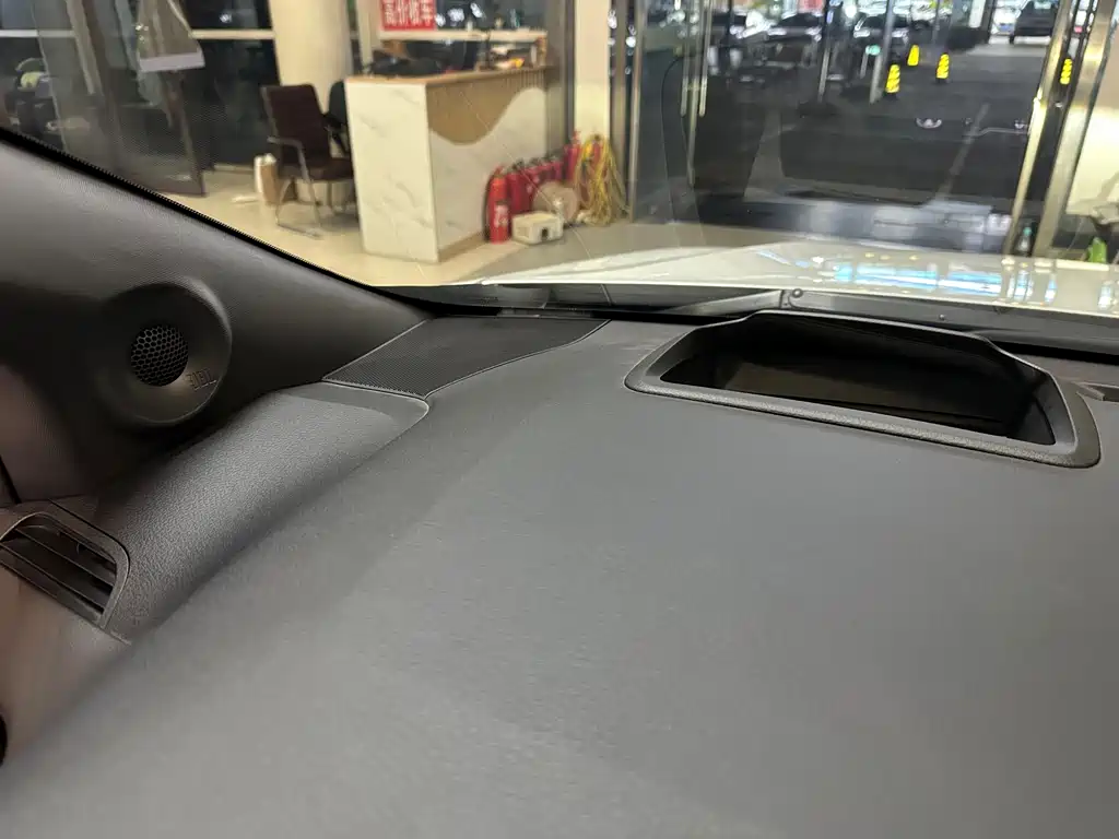 Toyota Granvia — фото 18