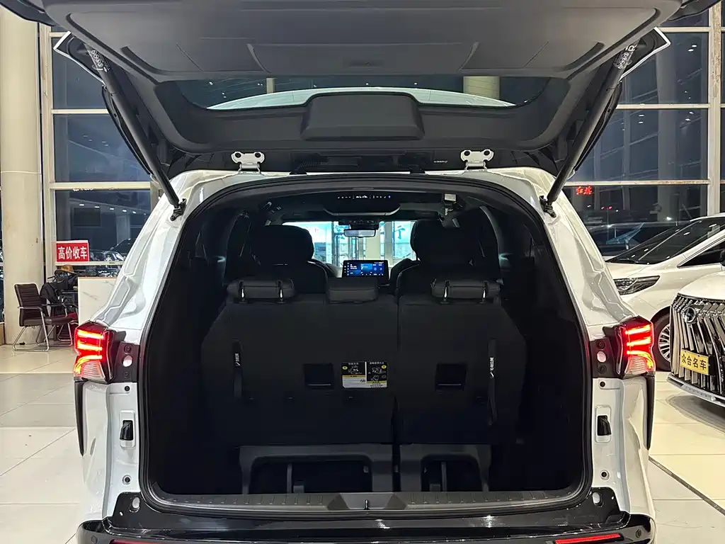 Toyota Granvia — фото 21