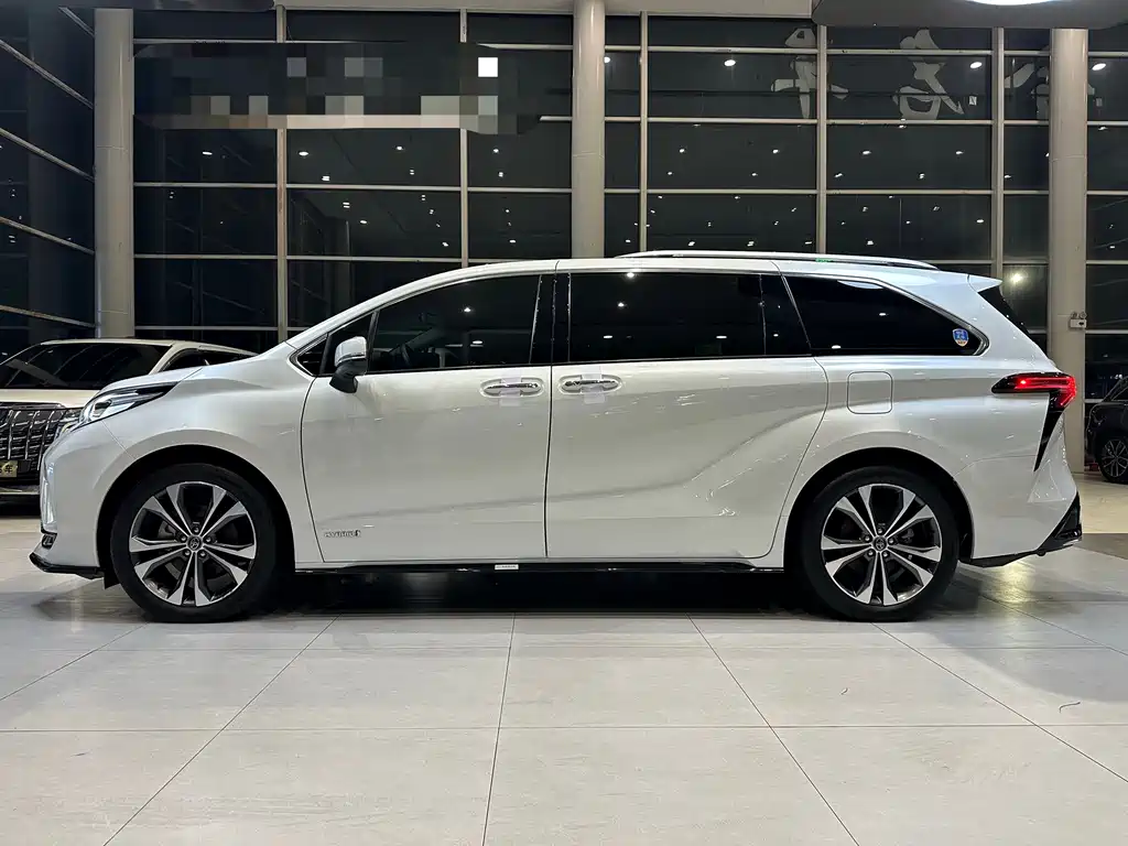 Toyota Granvia — фото 4