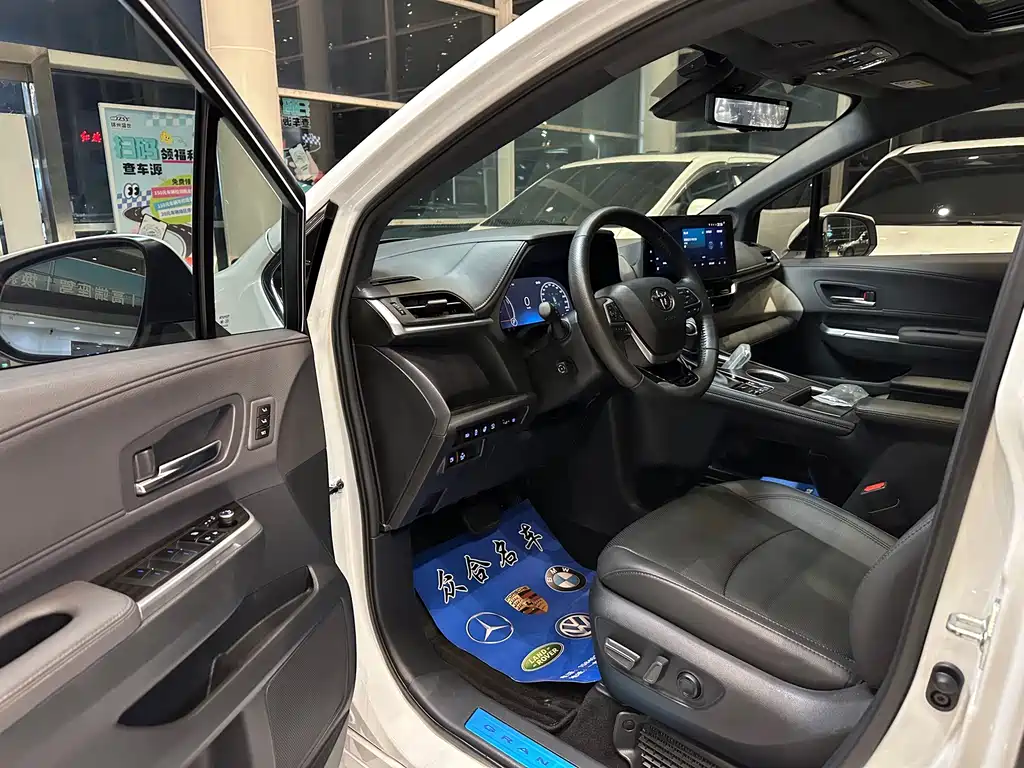 Toyota Granvia — фото 8