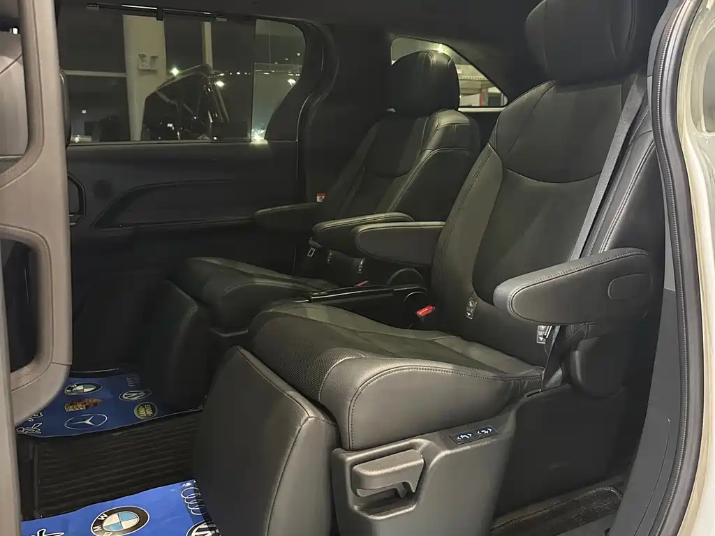 Toyota Granvia — фото 9