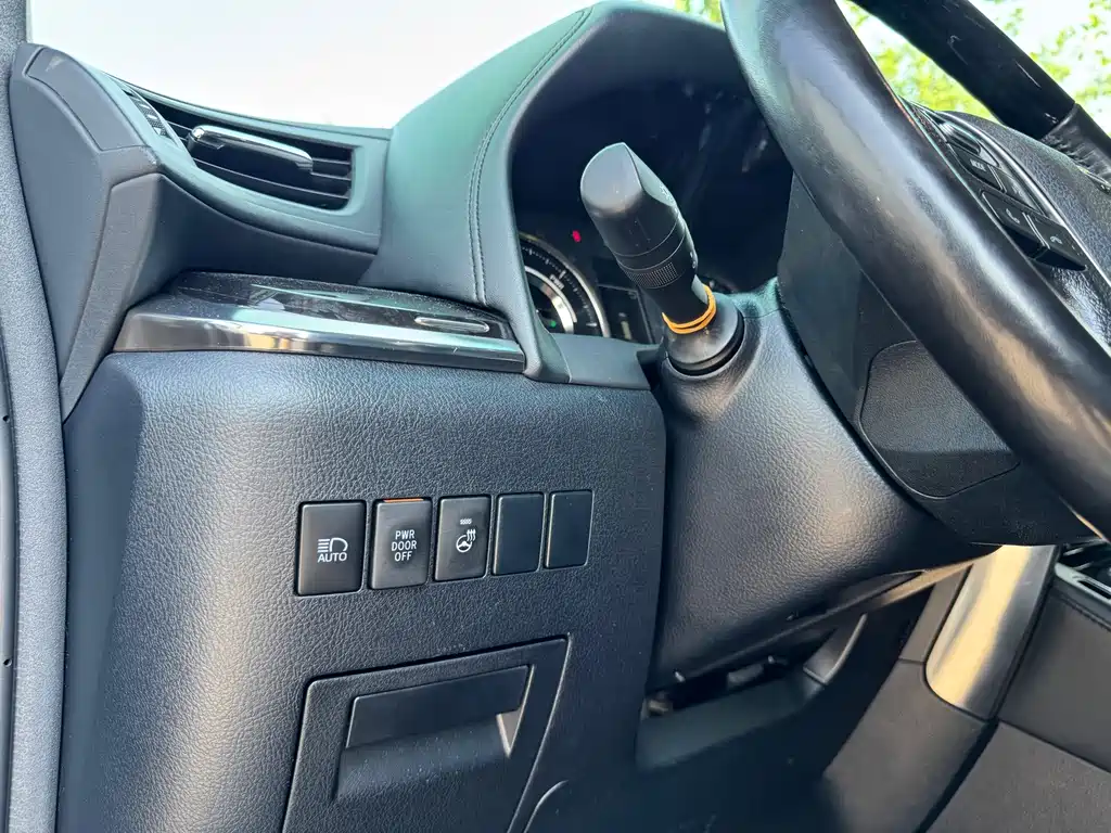 Toyota Vellfire — фото 13