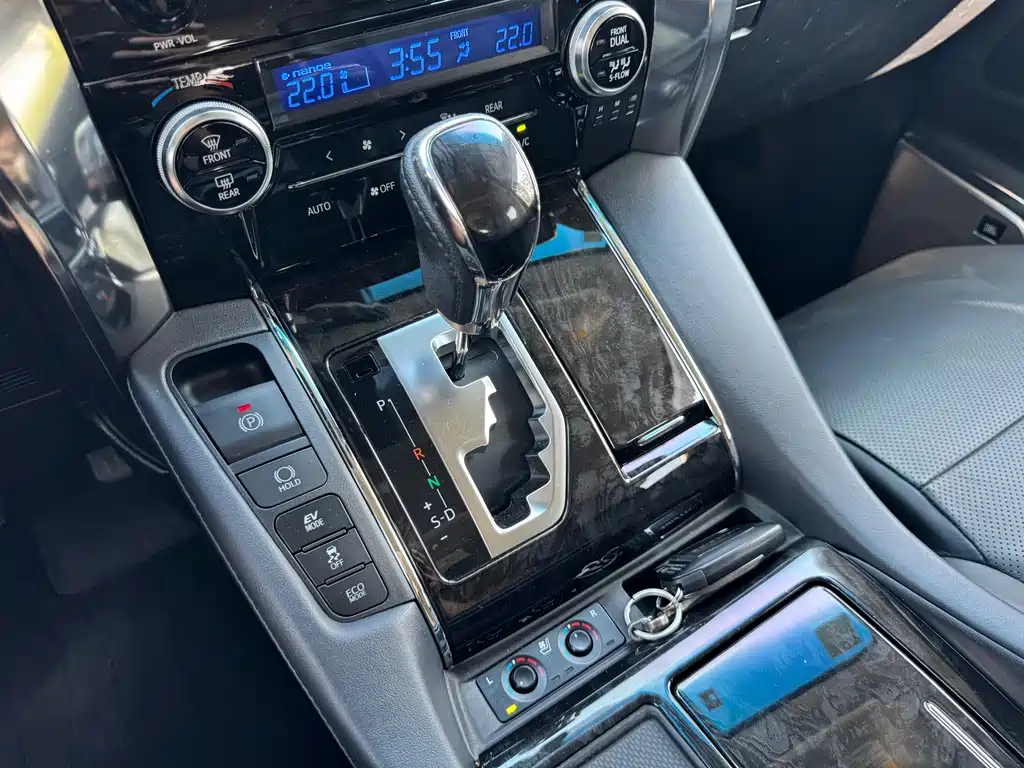 Toyota Vellfire — фото 7
