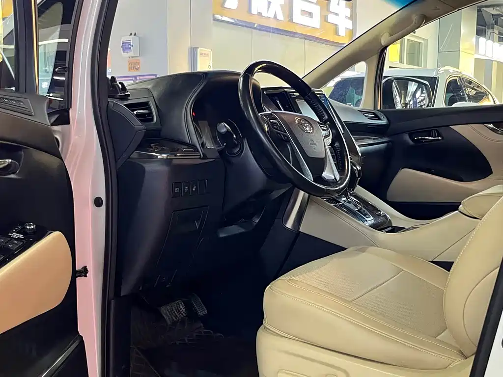 Toyota Alphard — фото 4