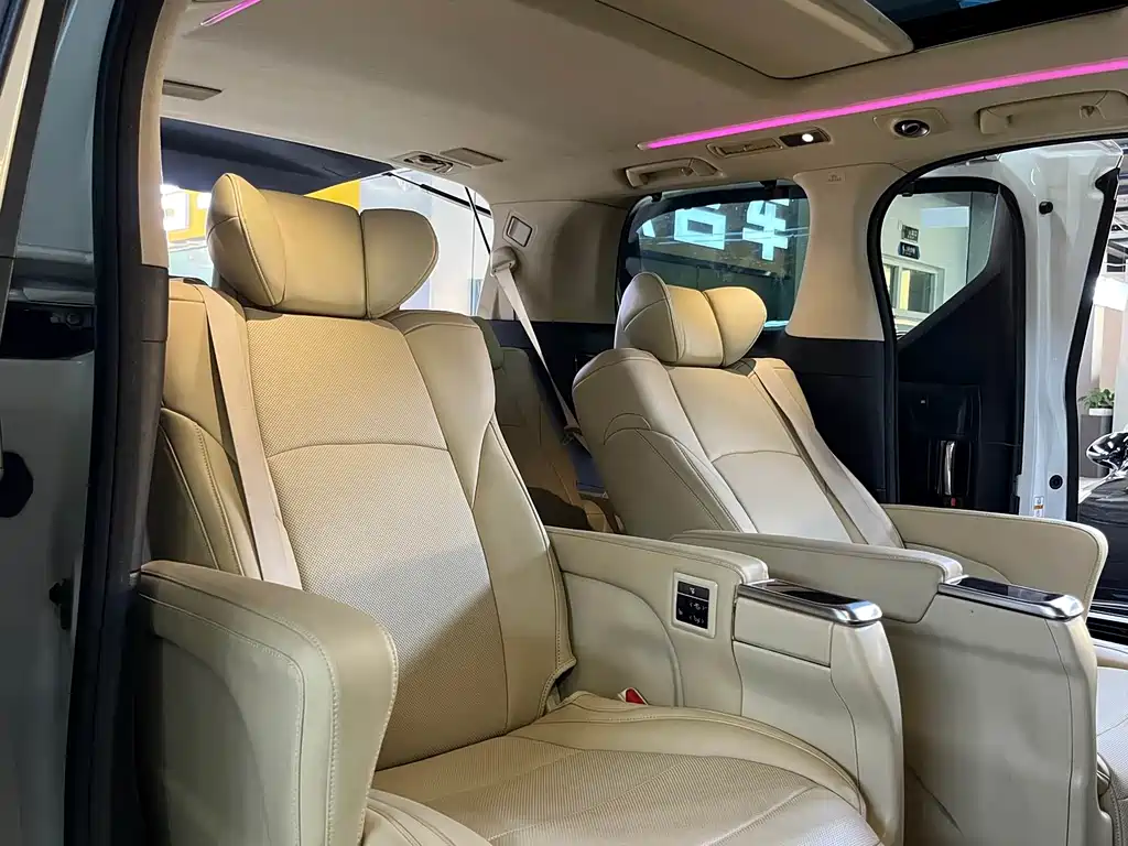 Toyota Alphard — фото 5