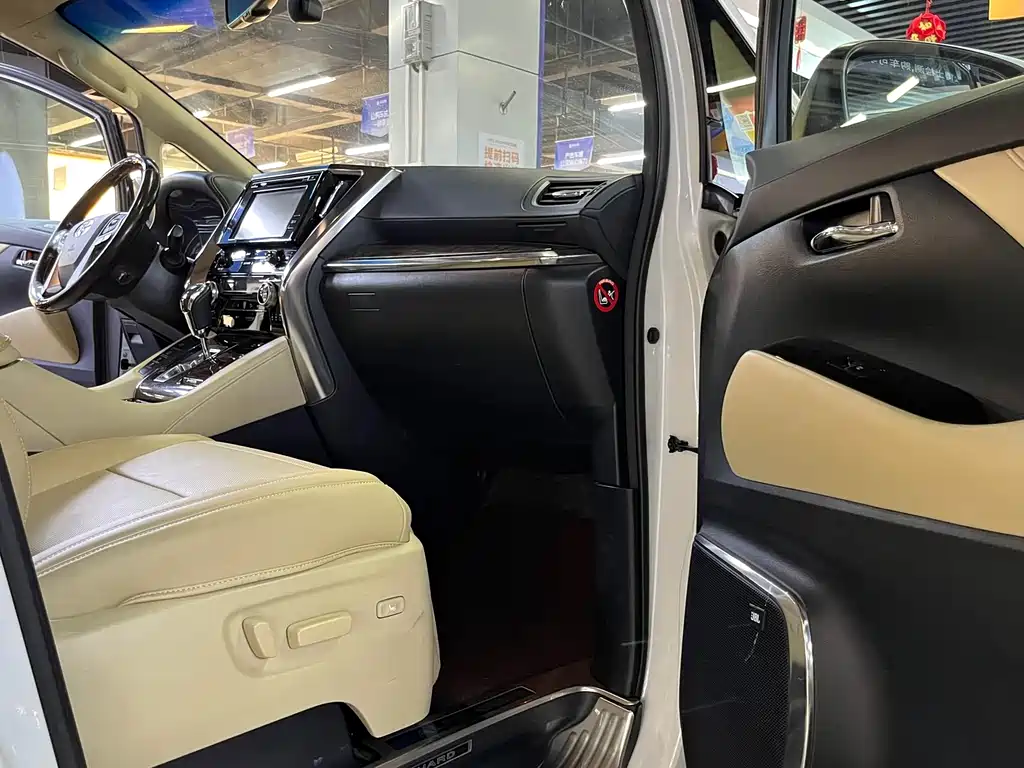 Toyota Alphard — фото 6
