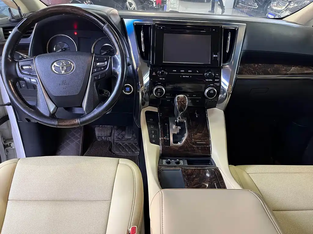 Toyota Alphard — фото 7