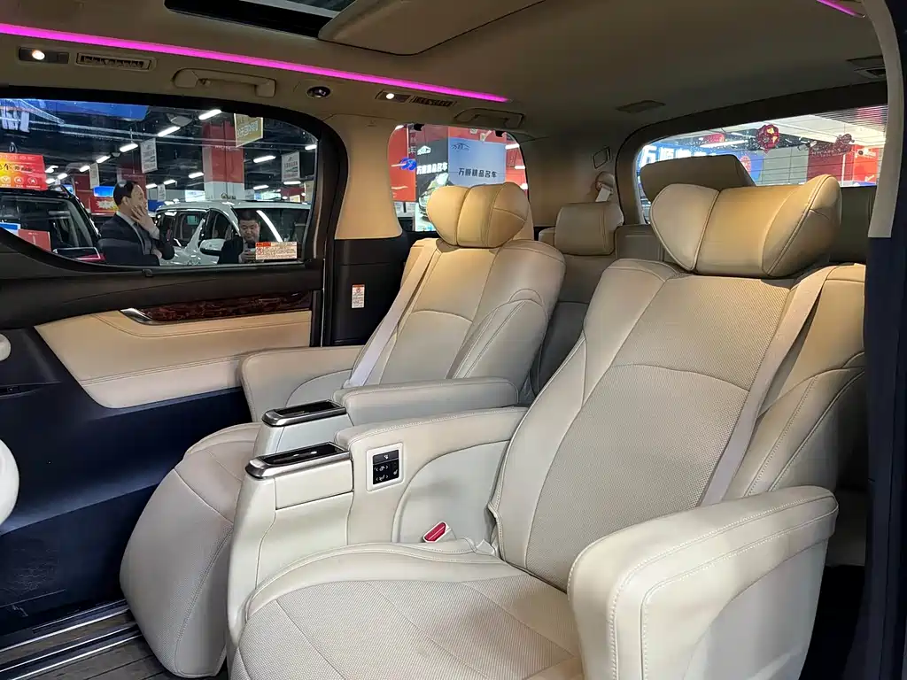 Toyota Alphard — фото 8