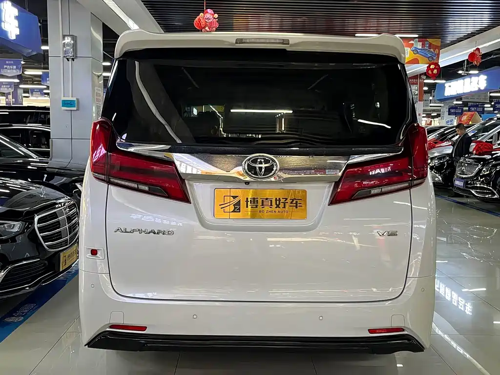 Toyota Alphard — фото 9