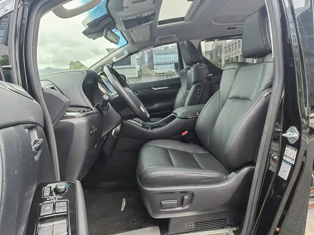 Toyota Alphard — фото 11