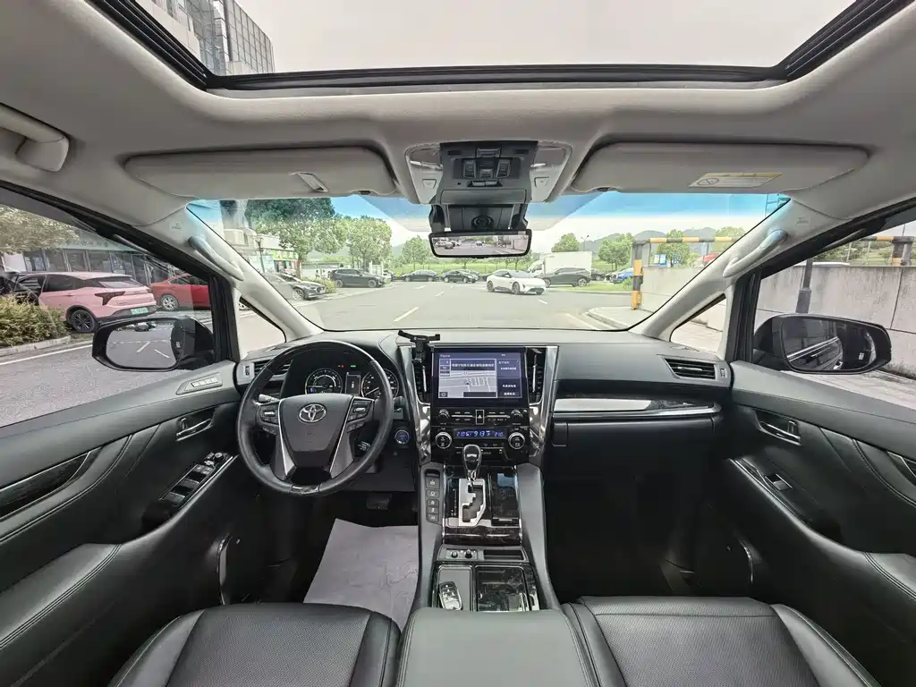 Toyota Alphard — фото 15