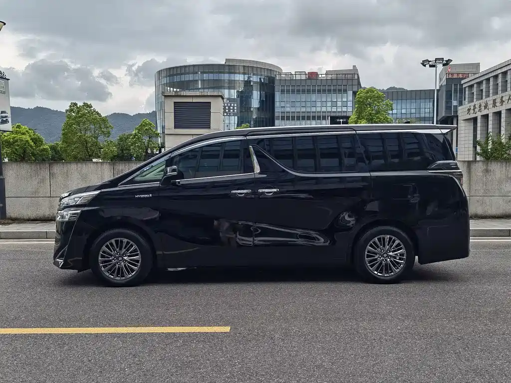 Toyota Alphard — фото 3