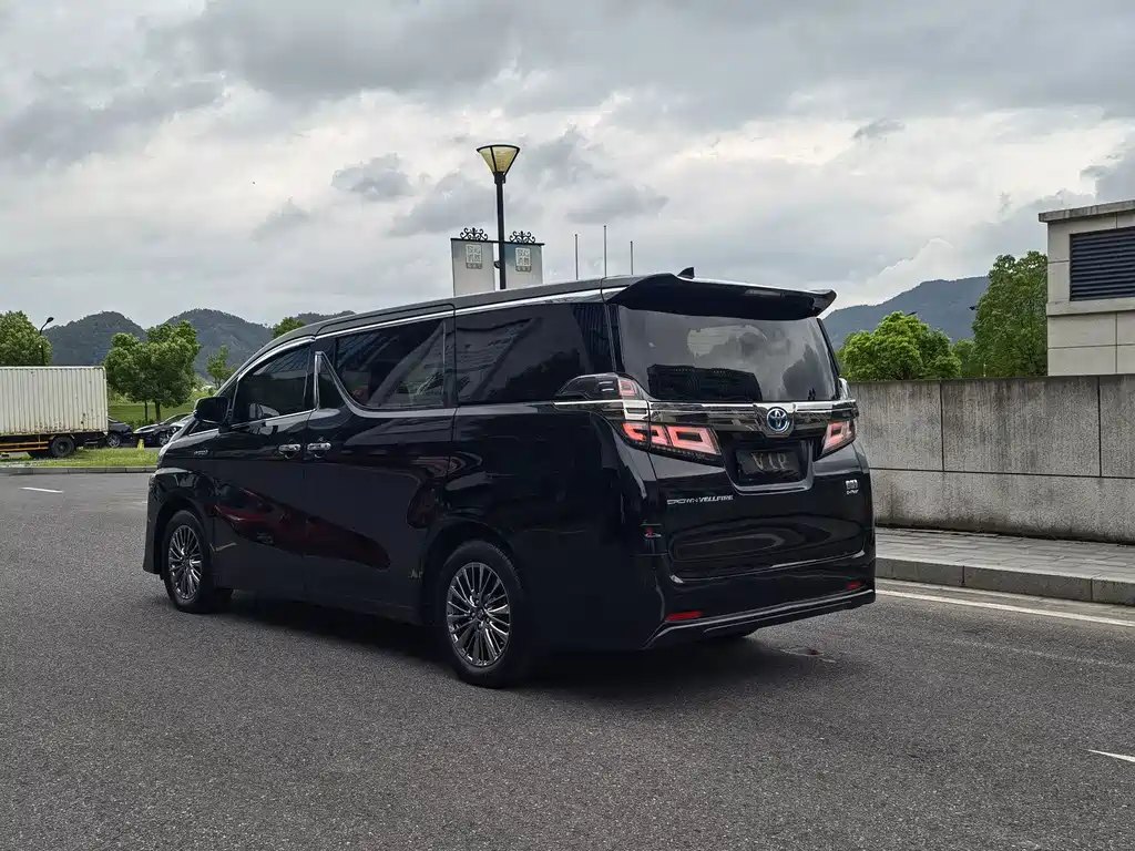 Toyota Alphard — фото 4
