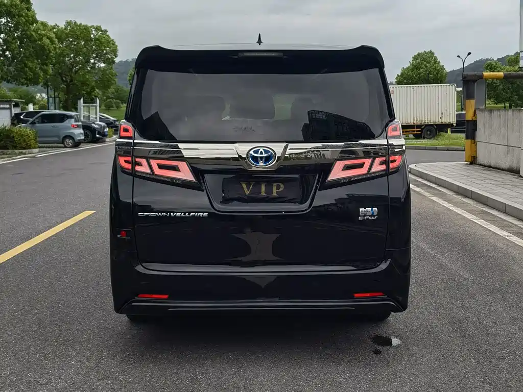 Toyota Alphard — фото 5