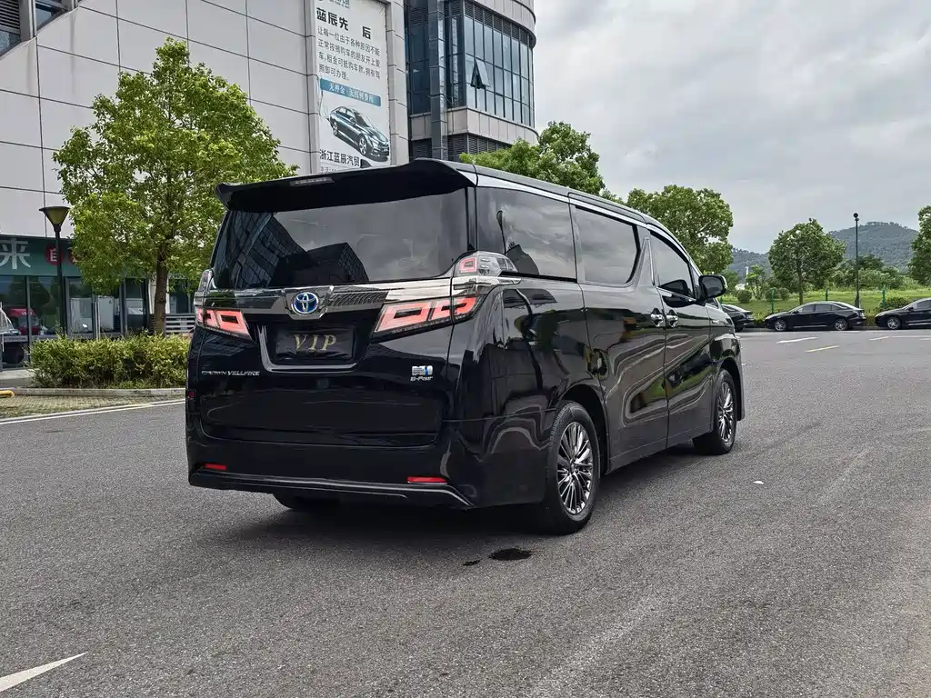 Toyota Alphard — фото 6
