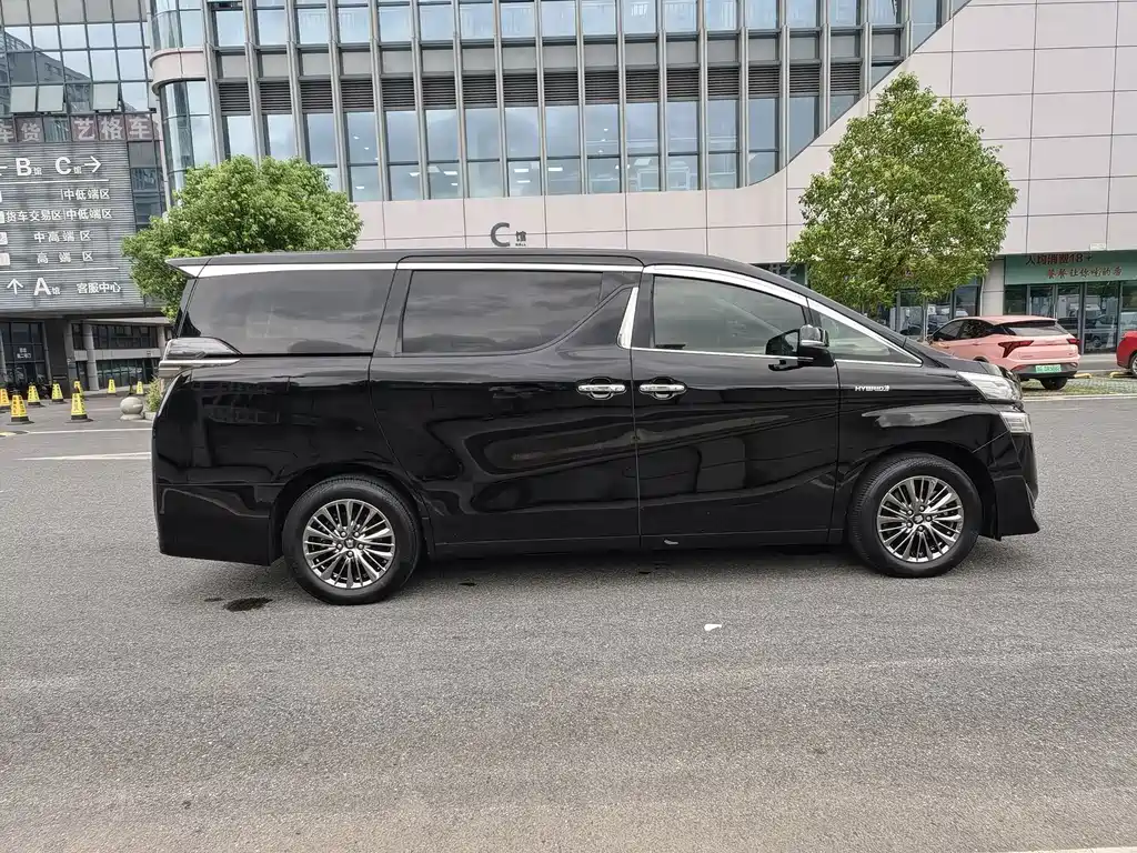Toyota Alphard — фото 7