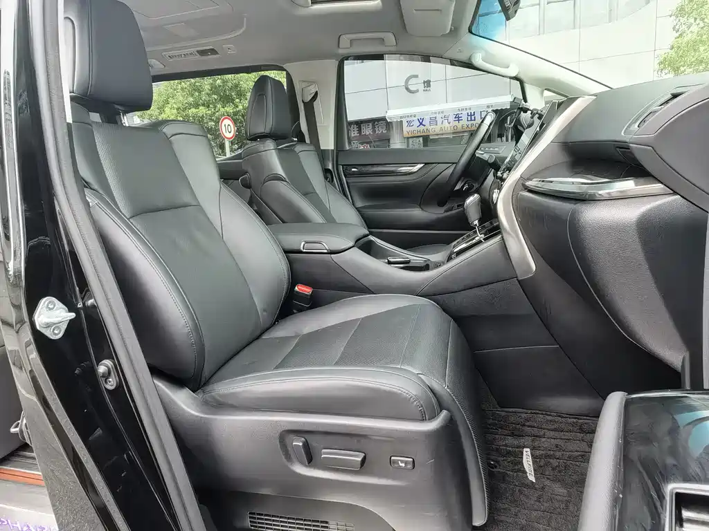 Toyota Alphard — фото 9
