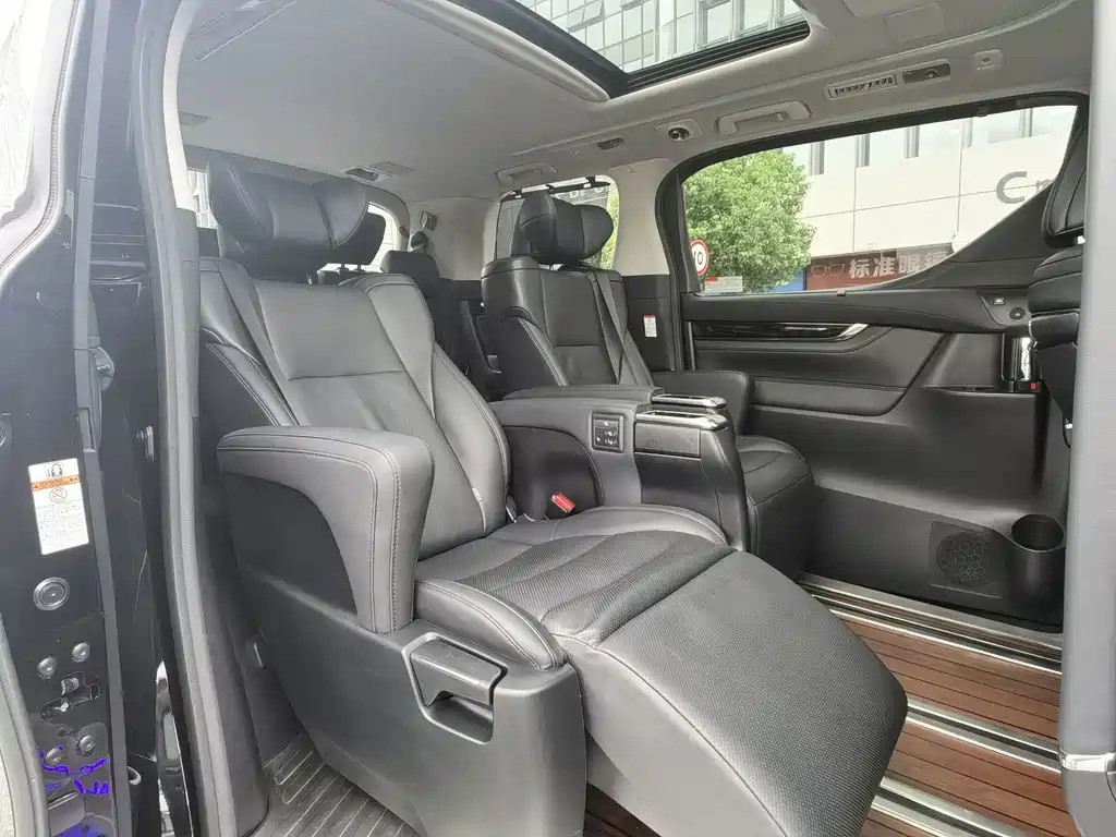 Toyota Alphard — фото 10
