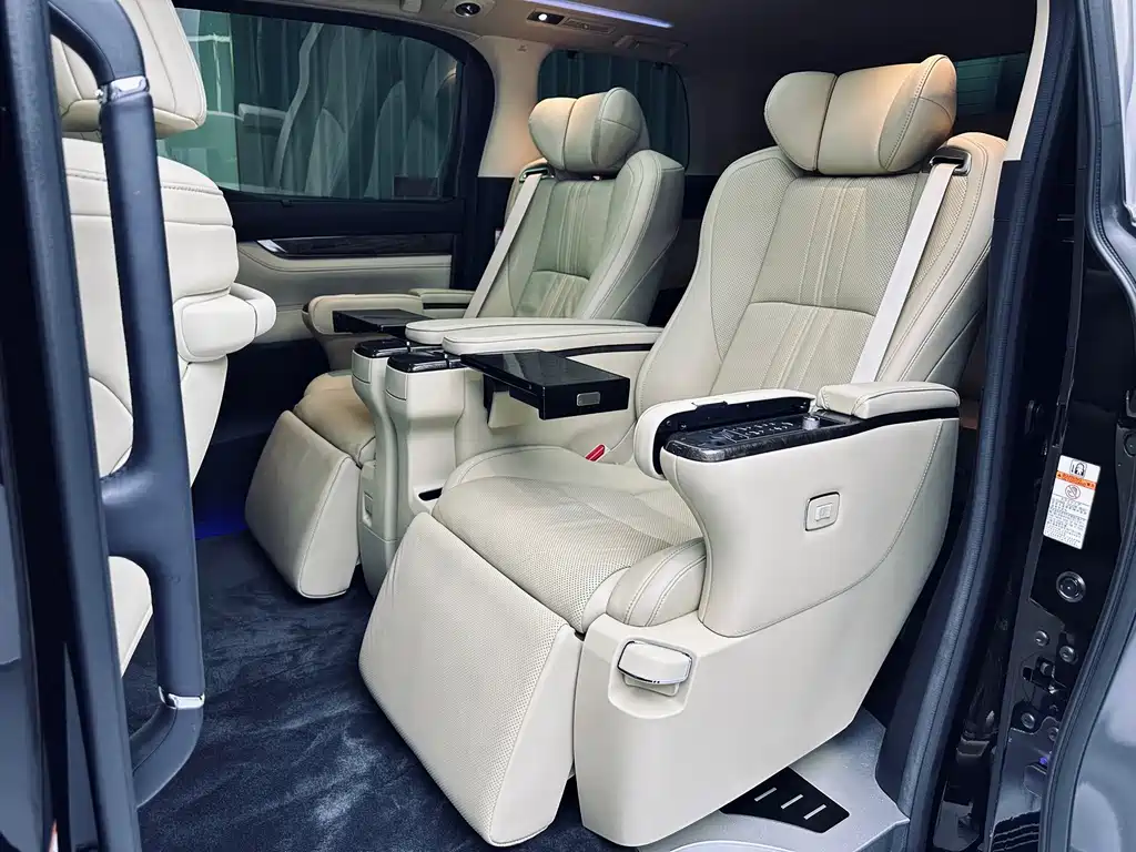 Toyota Alphard — фото 9