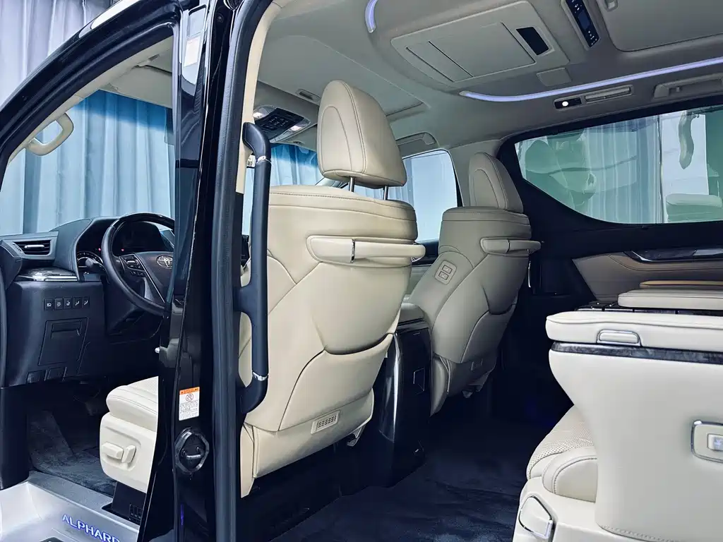 Toyota Alphard — фото 10